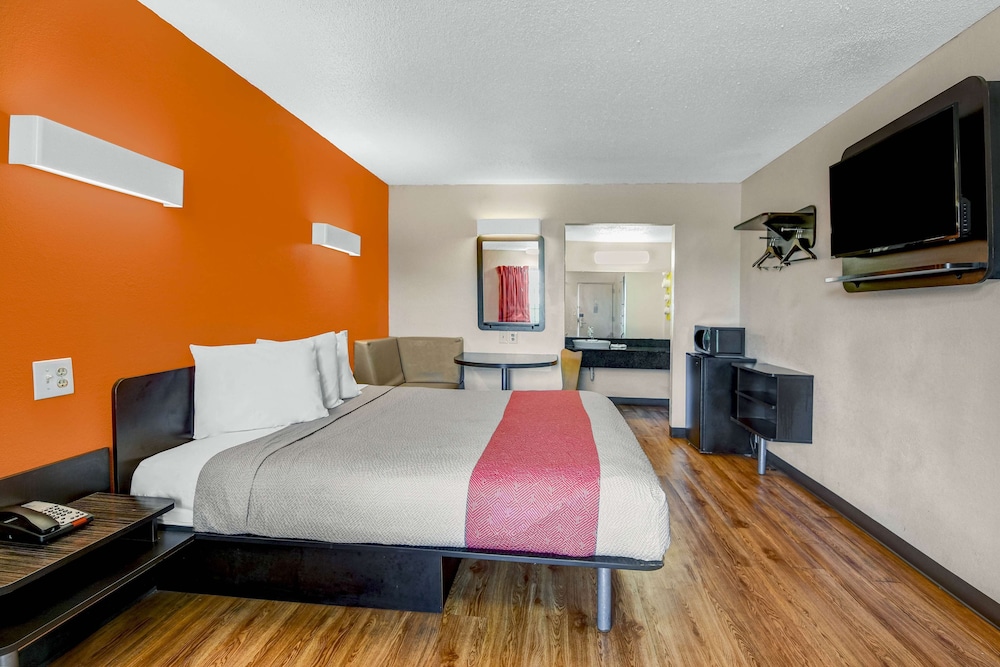 Standard Suite, 1 King Bed, Smoking