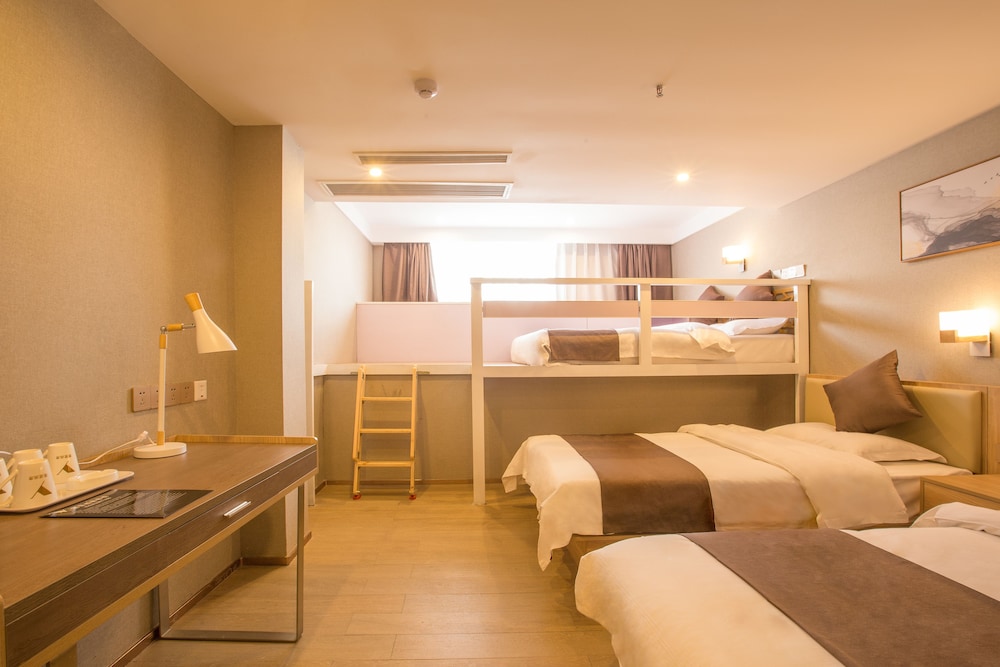 Deluxe Four-Person Suite