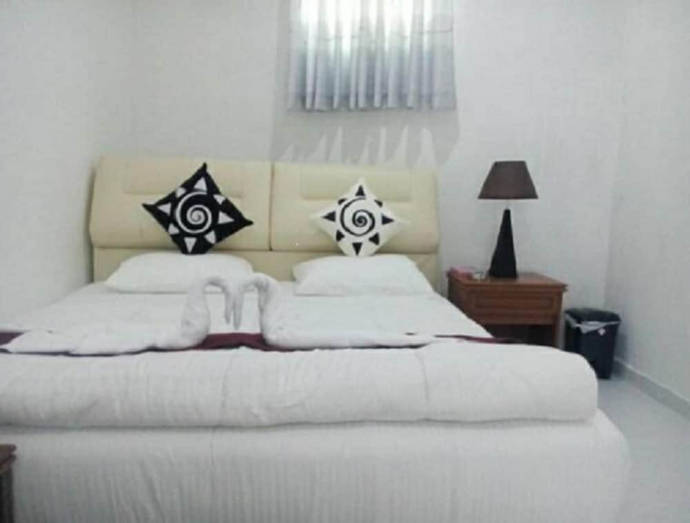 Deluxe Double Room, 1 Queen Bed, Smoking, Lake View