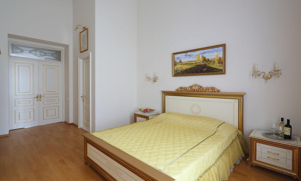 Basic Double Room, 1 Queen Bed, Shared Bathroom (№3-4)