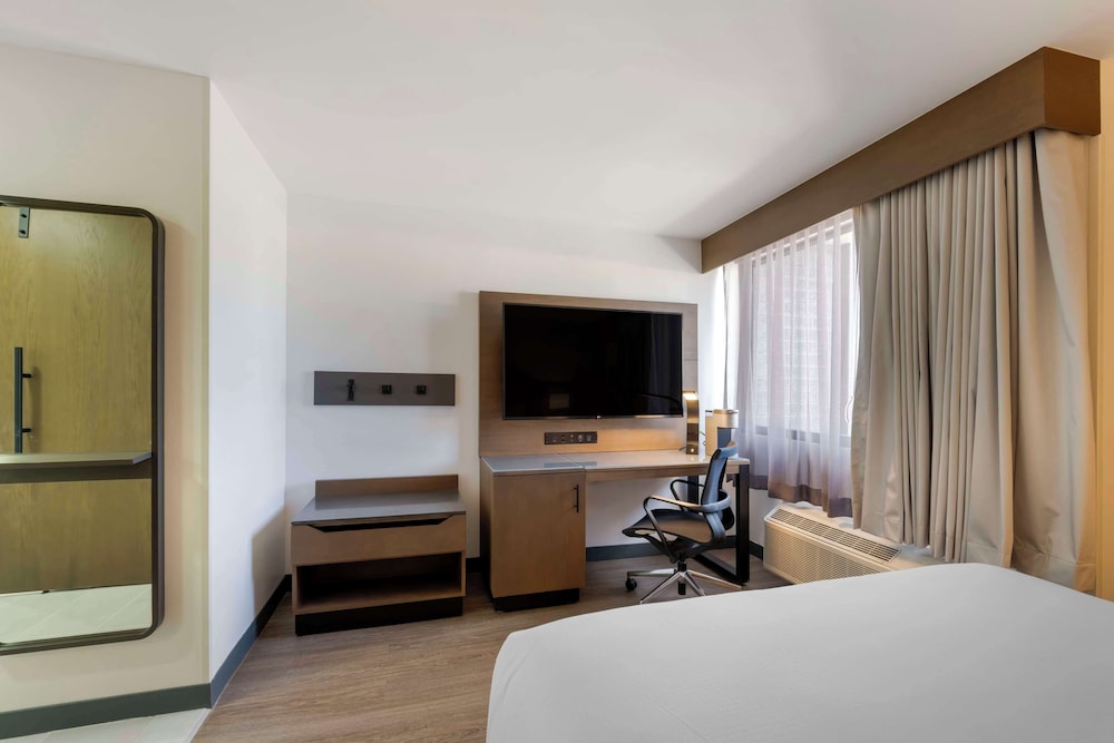 Standard Room, 1 Queen Bed, Accessible, Refrigerator & Microwave