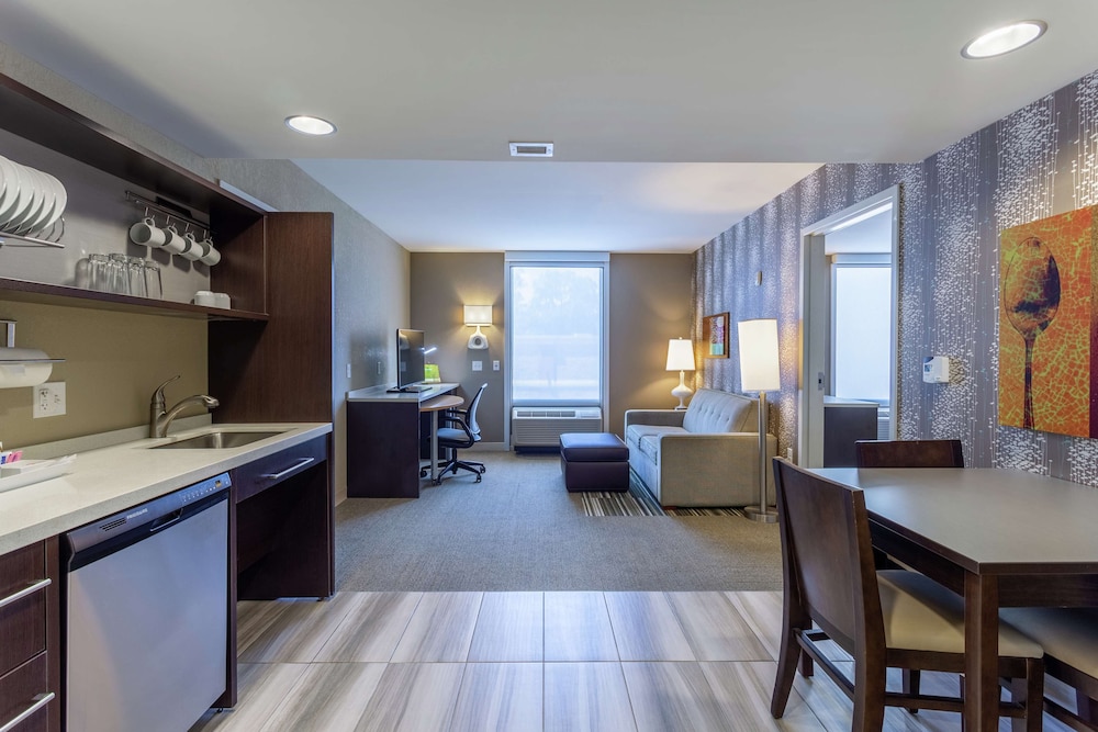 Suite, 1 King Bed, Accessible (Roll-in Shower)