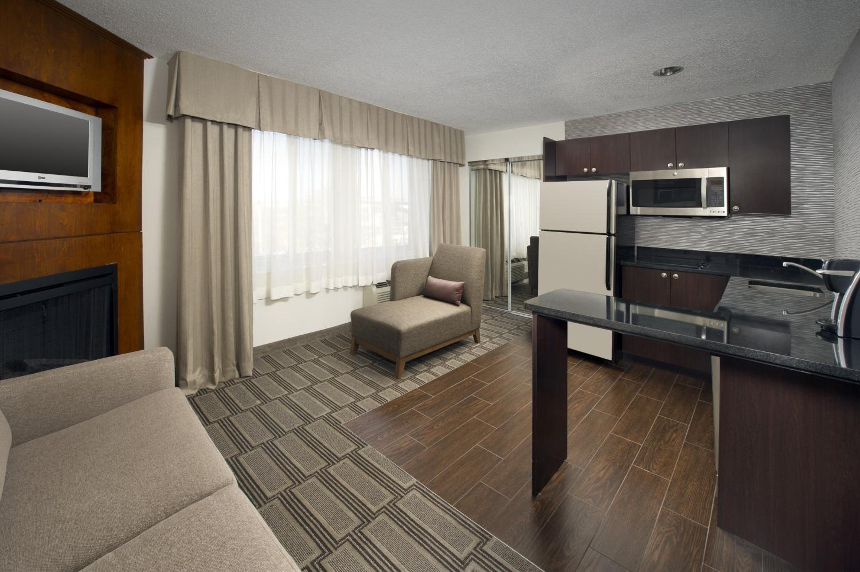 Queen Room With Accessible Roll-In Shower - Non-Smoking
