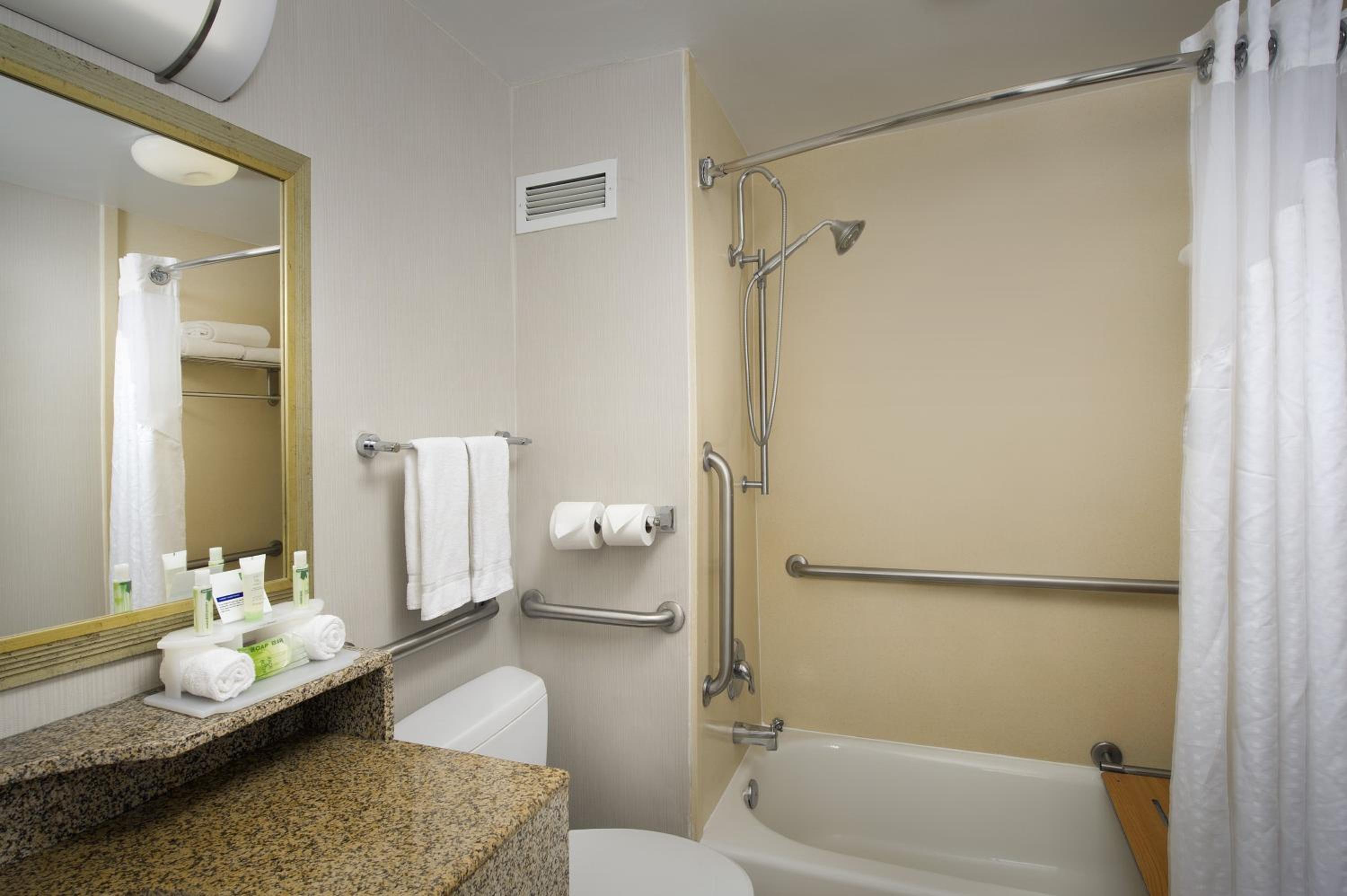 Standard Queen Room With Two Queen Beds And Mobility Accessible Tub