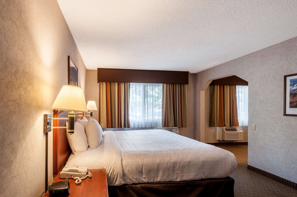 Suite, 1 King Bed, Non Smoking, Jetted Tub (Living Room)