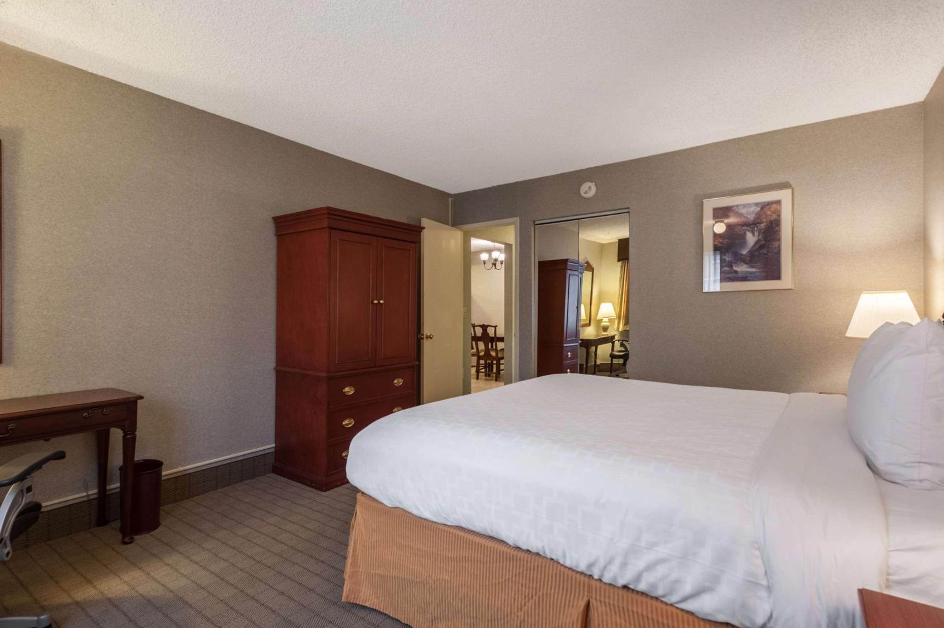 Two-Bedroom Apartment with Jetted Tub - Non-Smoking