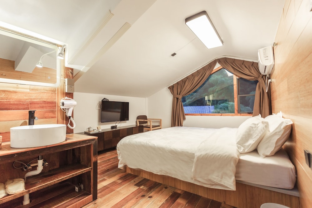 Fang Zhu Queen Room
