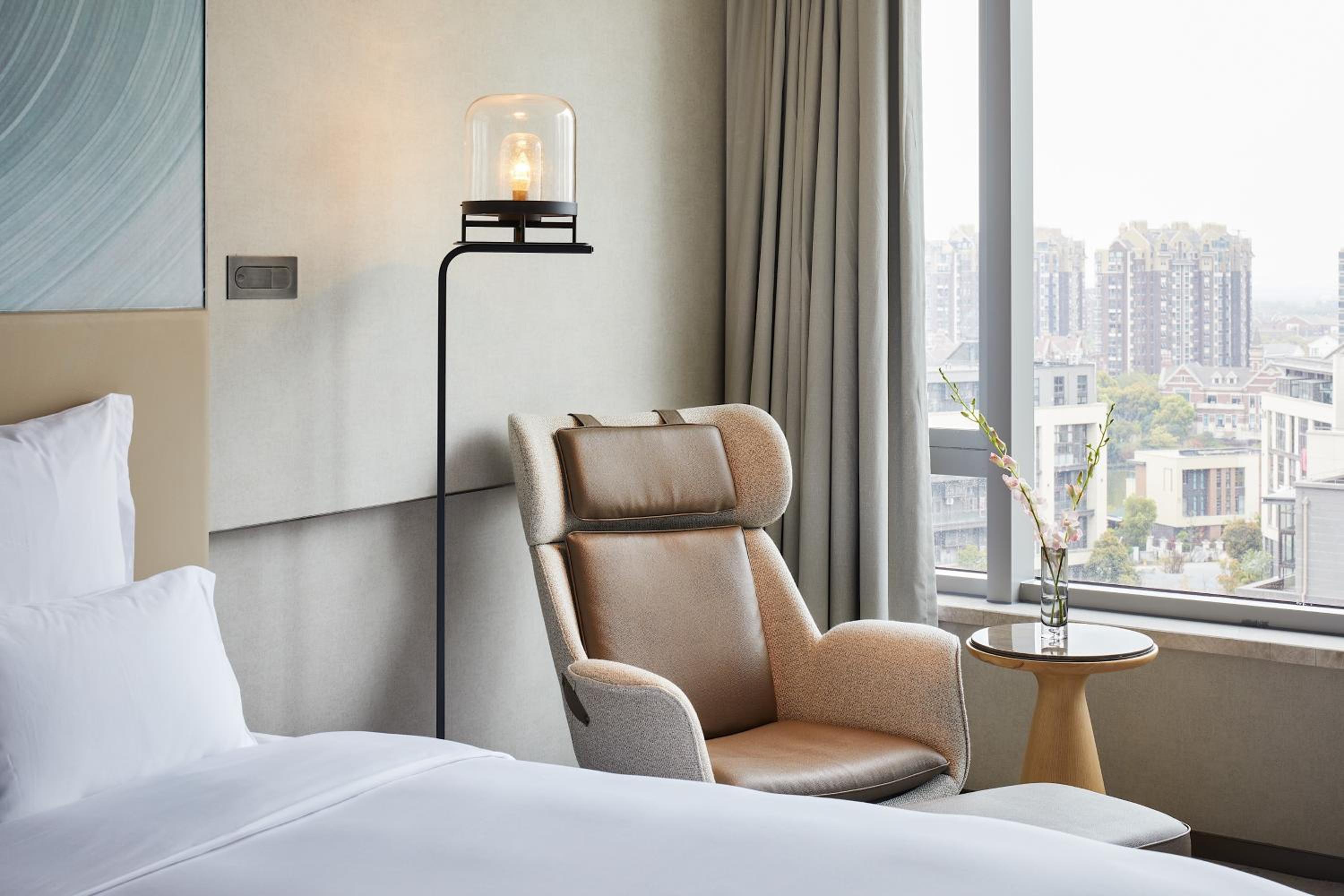 Deluxe King Suite with City View - Lounge Access