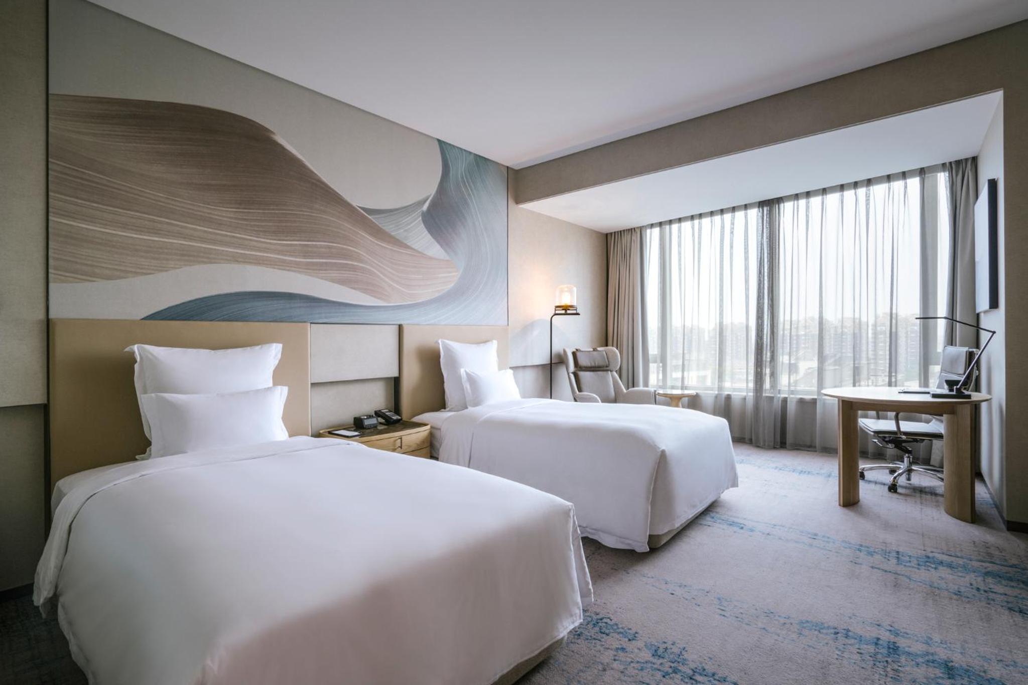 Deluxe Twin Room with City View - High Floor