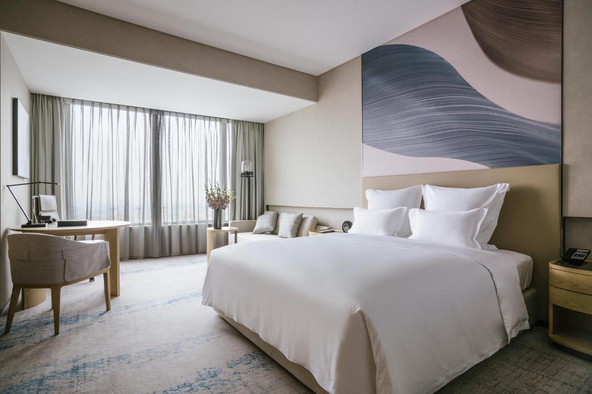 Superior King Room with City View
