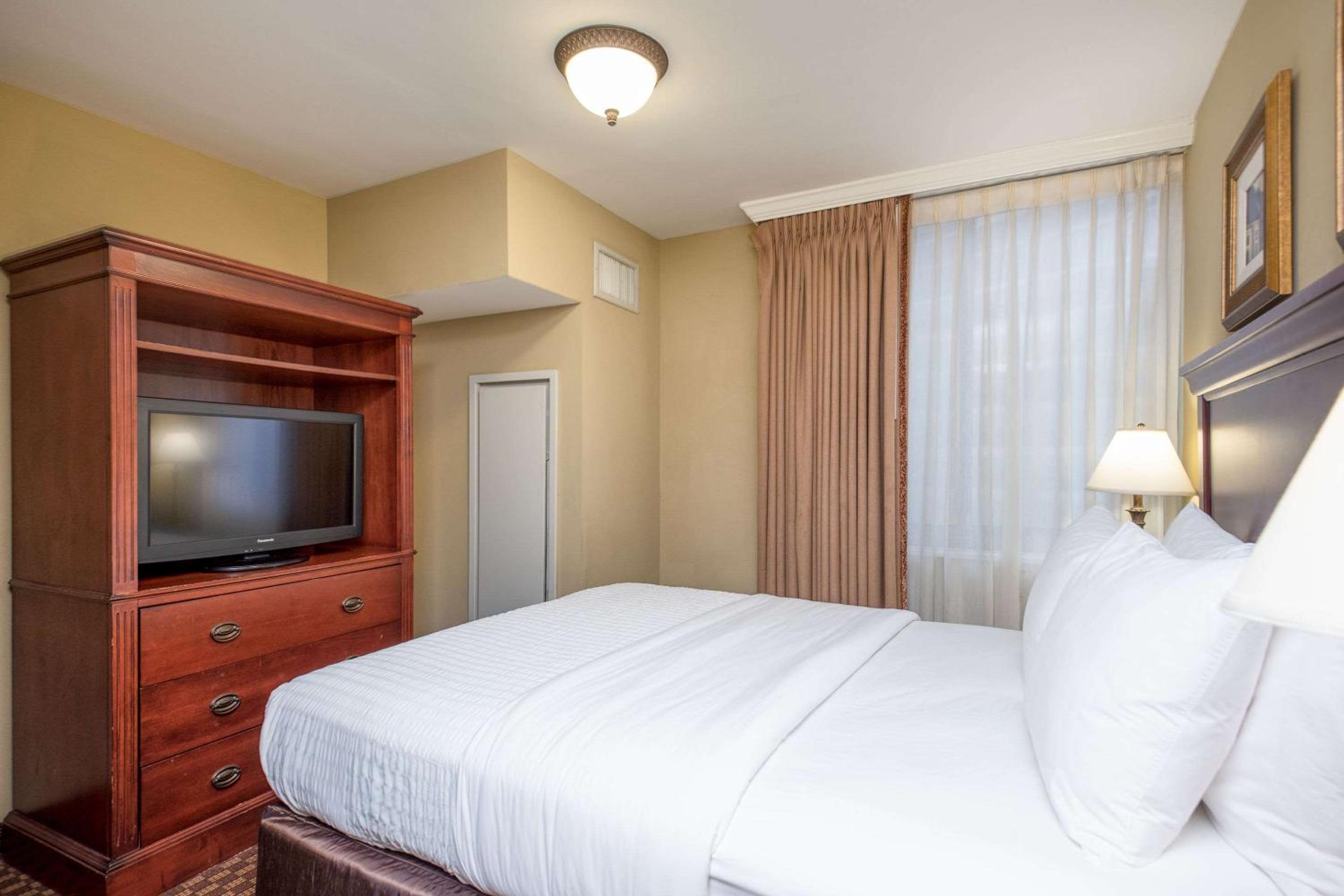 One-Bedroom King Suite with Kitchen - Non-Smoking
