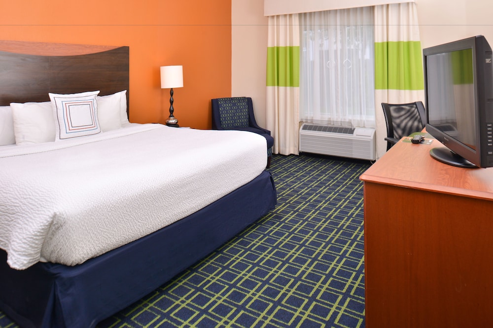 Room, 1 King Bed (Mobility/Hearing Accessible, Tub)