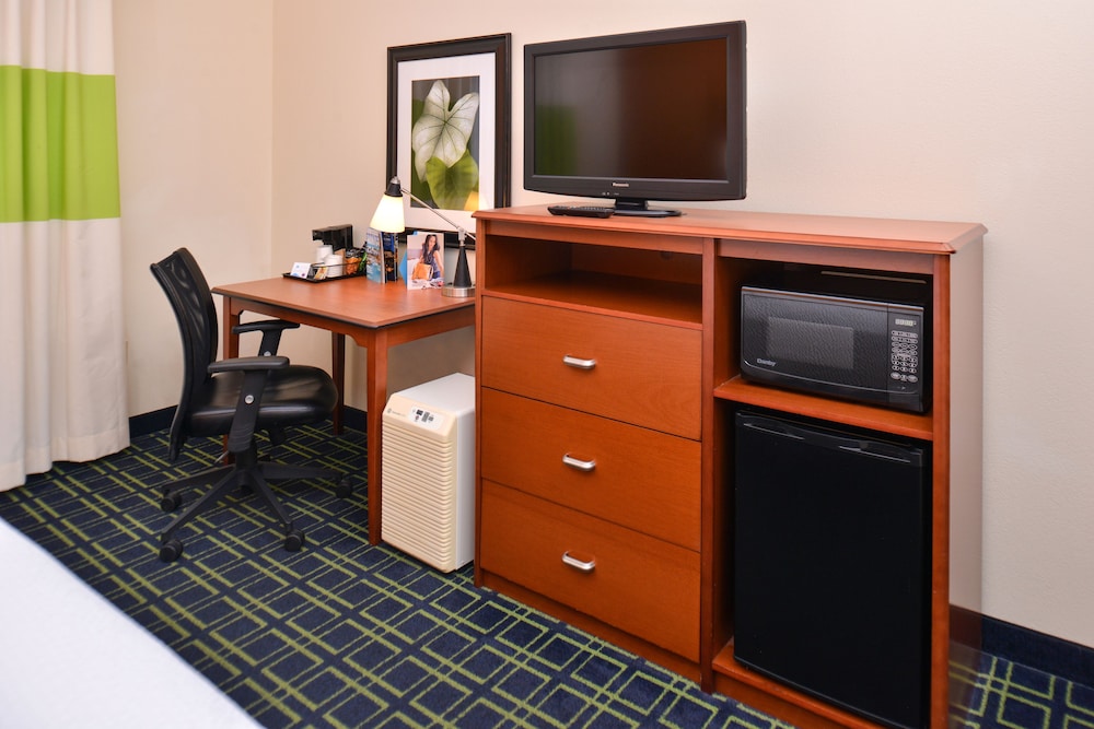 Room, 1 King Bed (Mobility/Hearing Access, Roll-In Shwr)