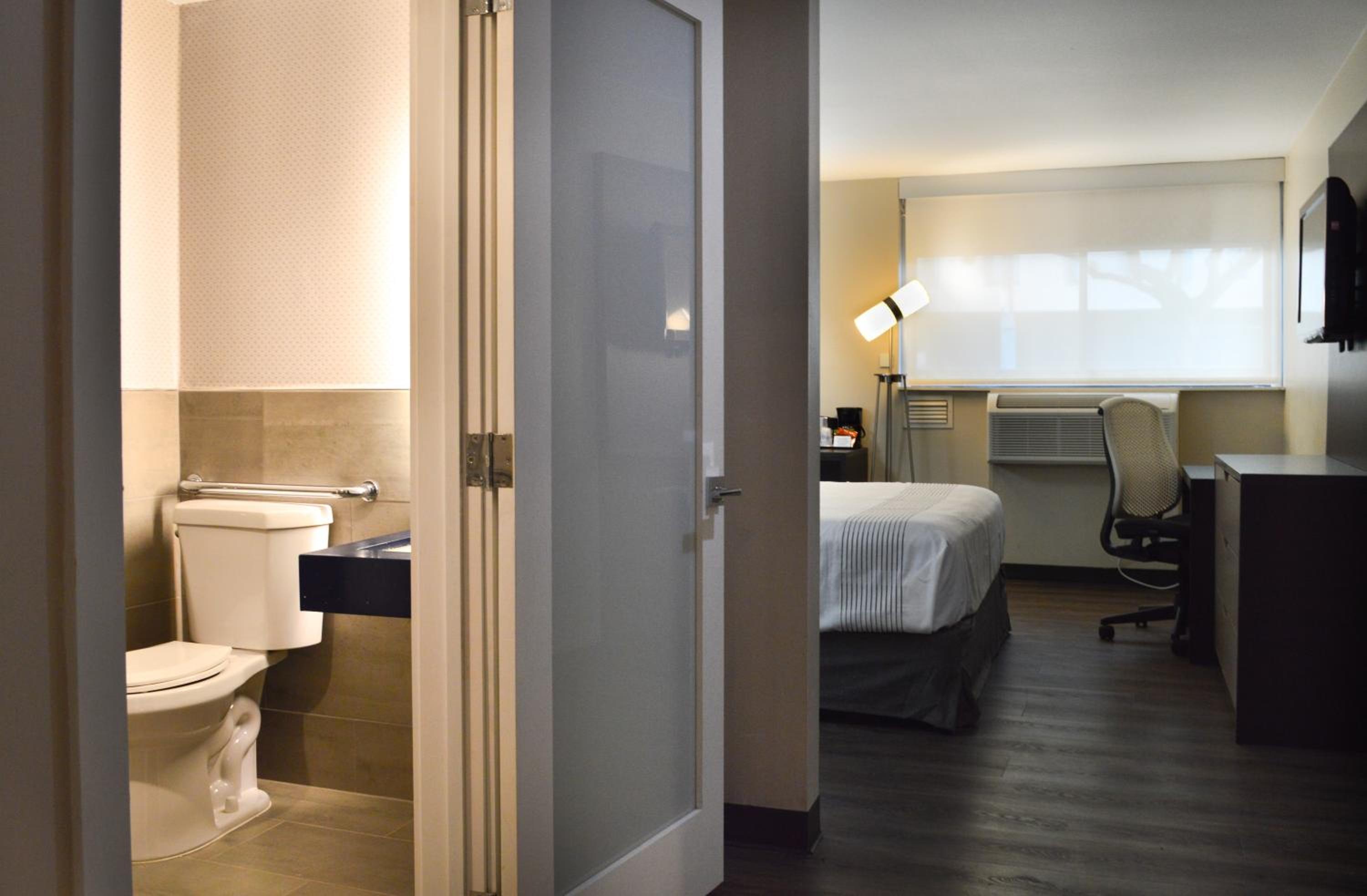 King Room with Mobility Accessible Tub