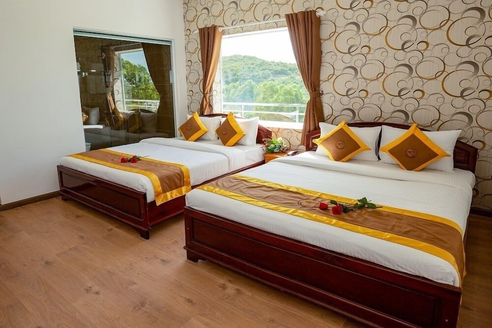 Executive Quadruple Room, Partial Sea View