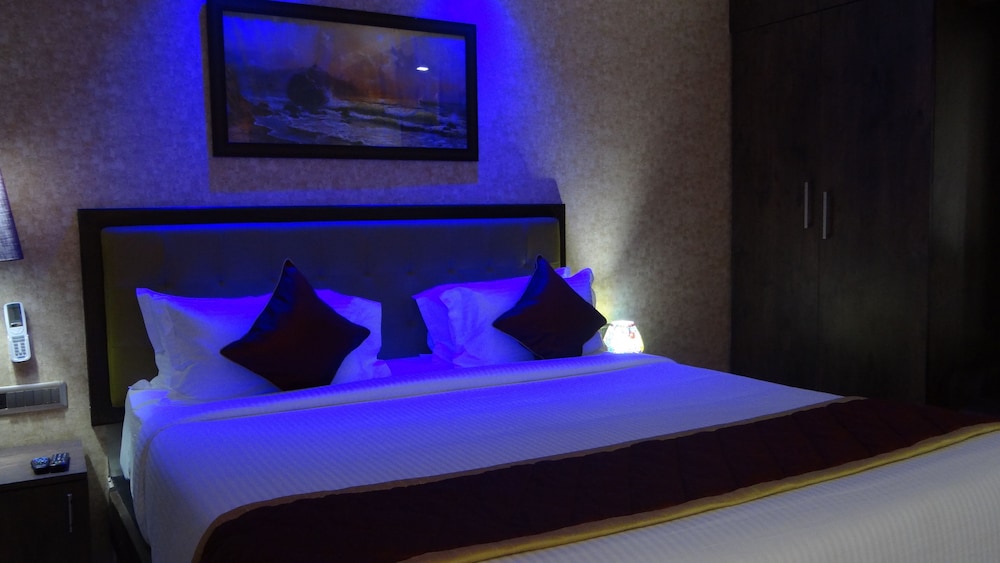Executive Suite, 1 Queen Bed, Smoking