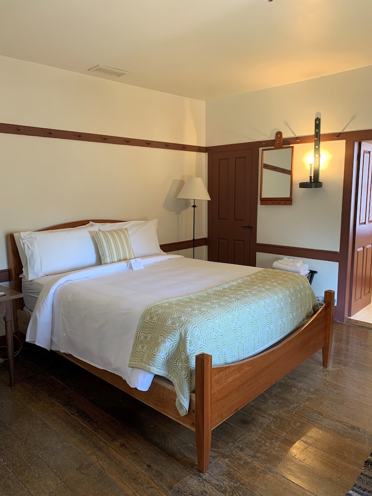 Standard Room, 1 Queen Bed