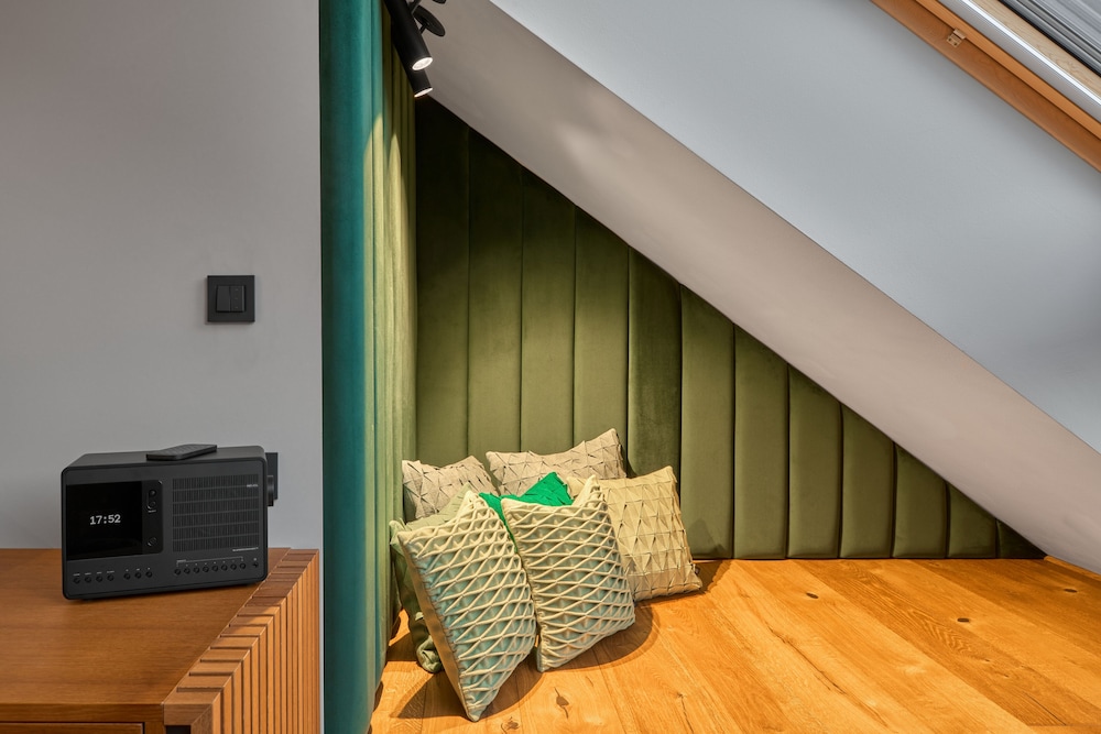 Luxury Double Room (Pine)