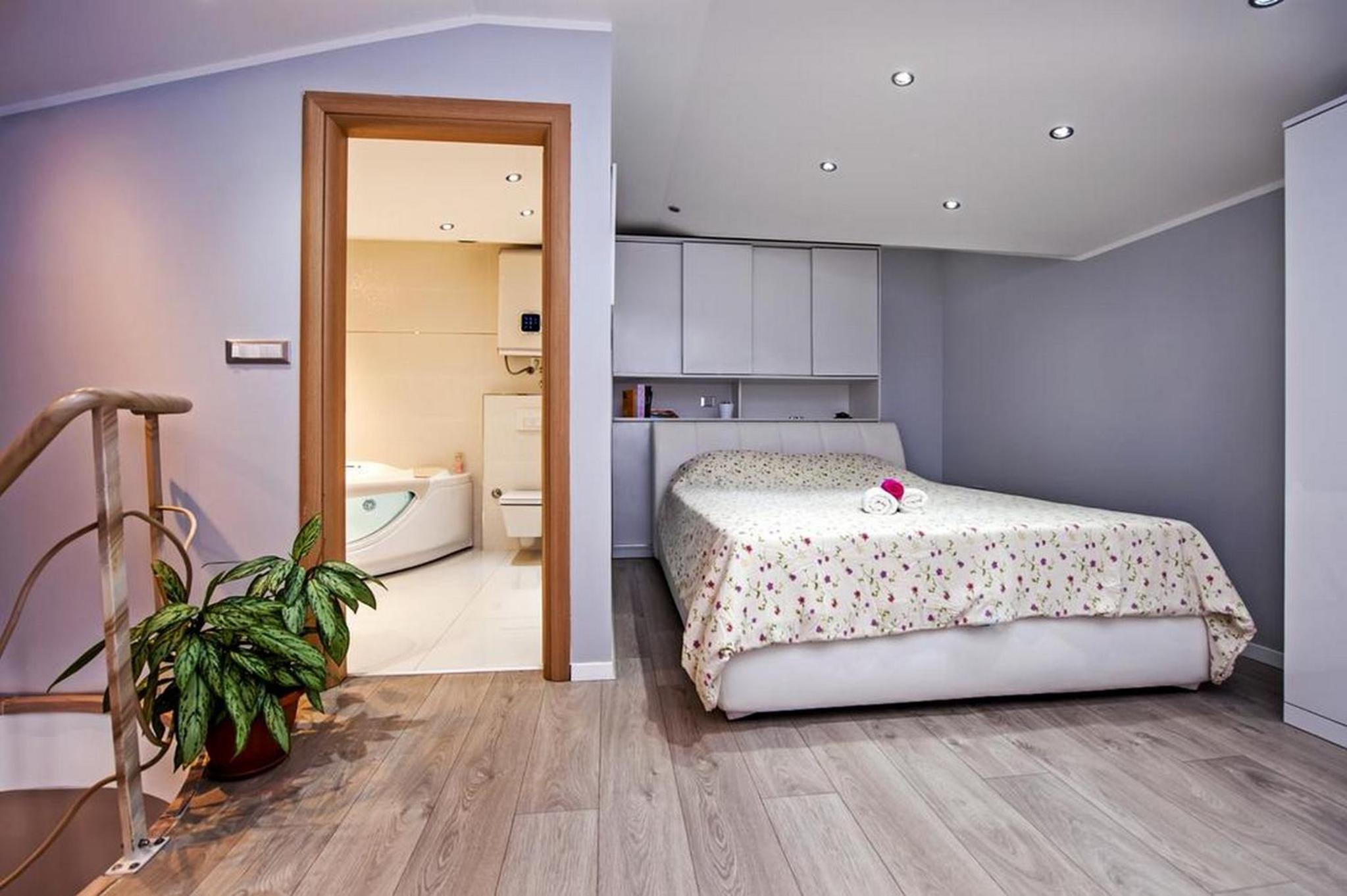 Deluxe One-Bedroom Apartment with Balcony