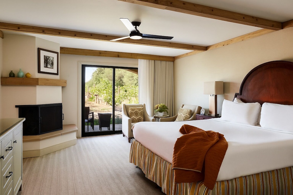 Room, 1 King Bed, Fireplace (Vineyard View)