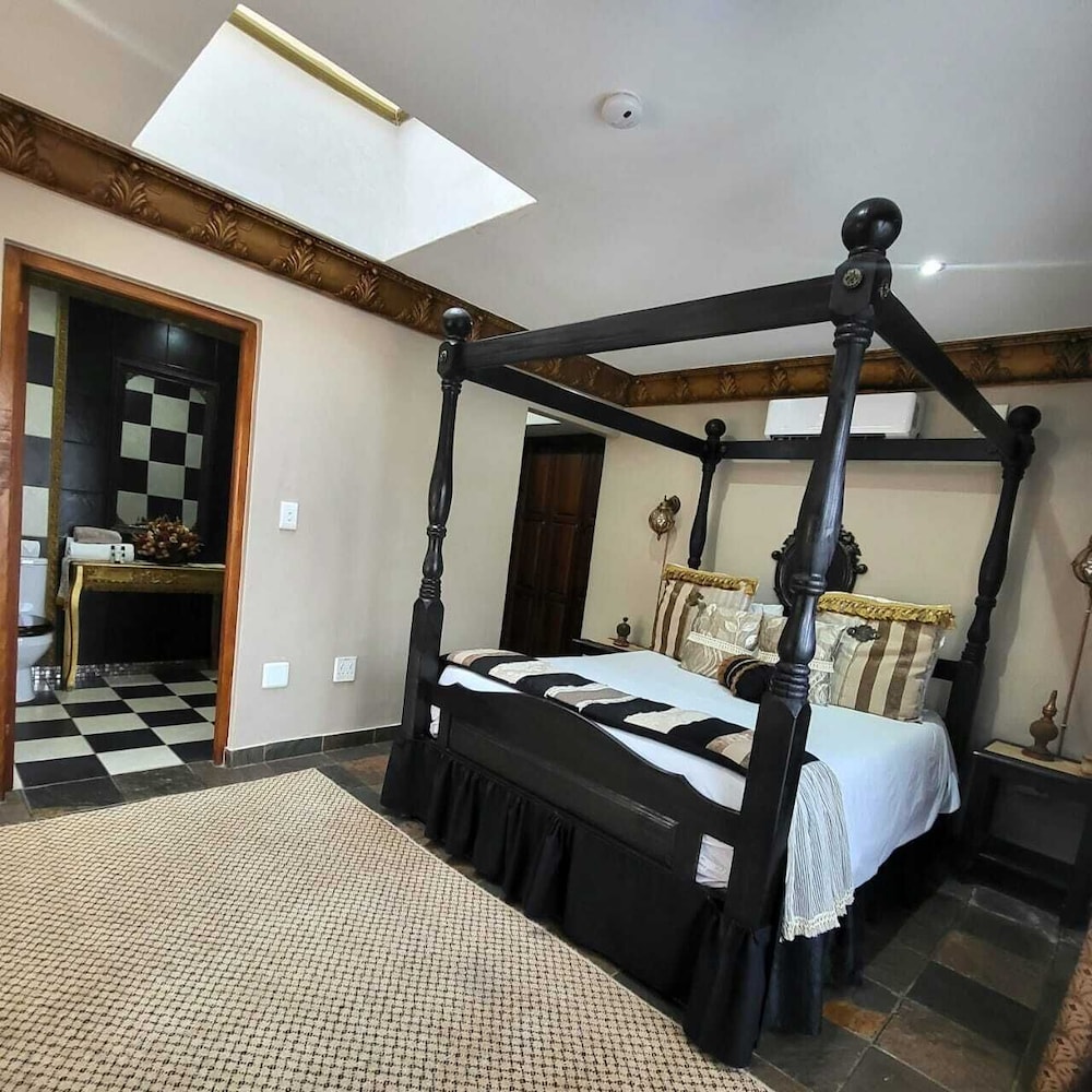 Royal Suite (with Bath & Shower)