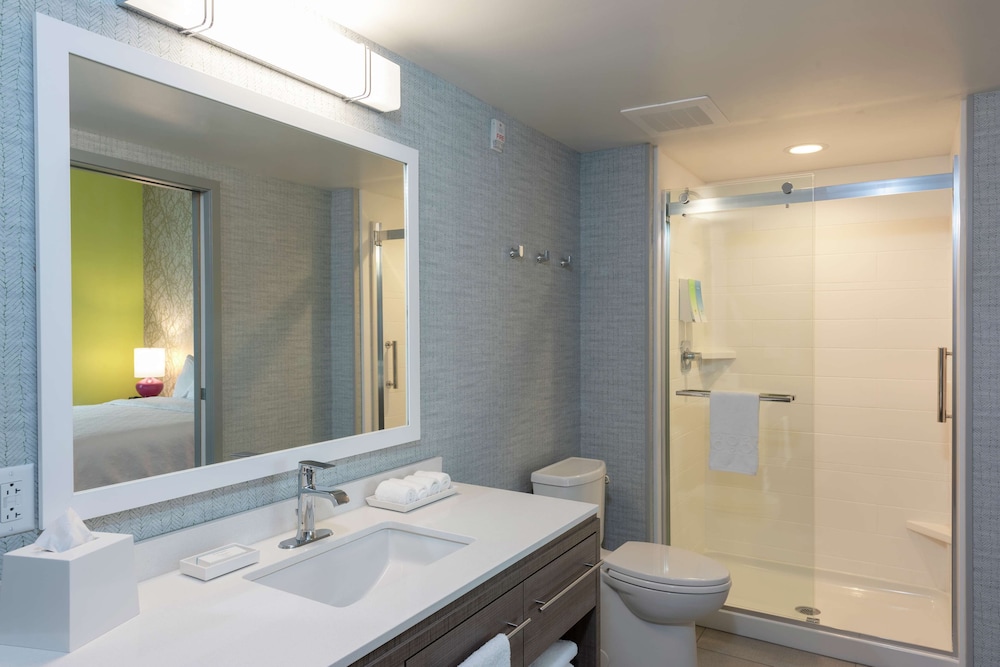 Suite, 1 King Bed, Accessible (Hearing)