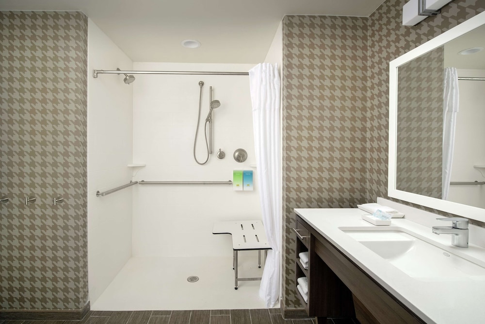 Studio, 2 Queen Beds, Accessible (Roll-In Shower)