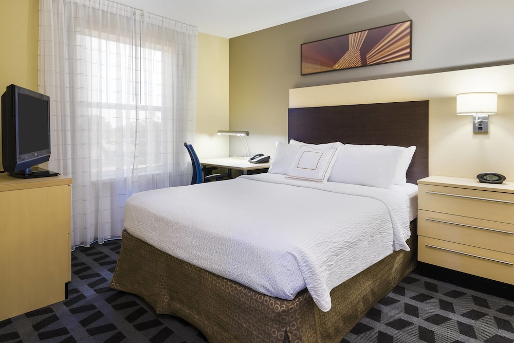 Studio, 1 Queen Bed (Mobility Accessible, Roll-In Shower)