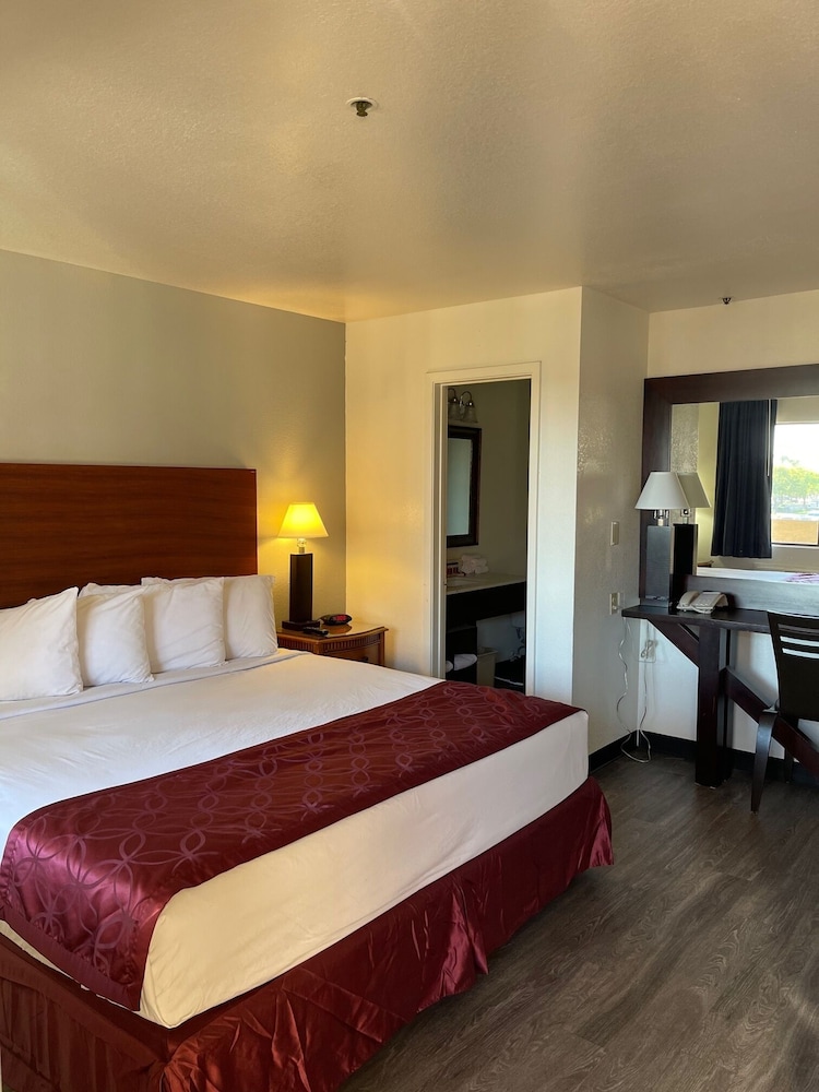 Deluxe Room, 1 King Bed, Non Smoking