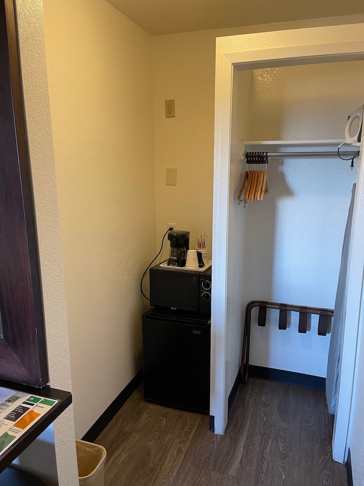 Deluxe Room, 1 Queen Bed, Non Smoking, Refrigerator & Microwave