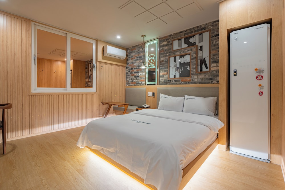 Deluxe Double (With Bathtub)