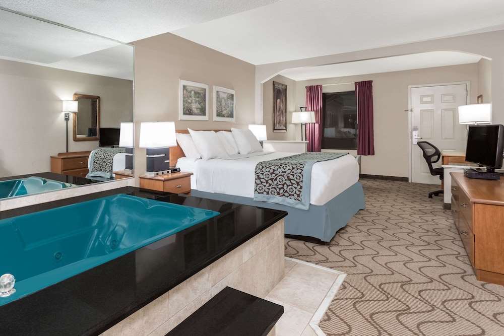 Room, 1 King Bed, Refrigerator