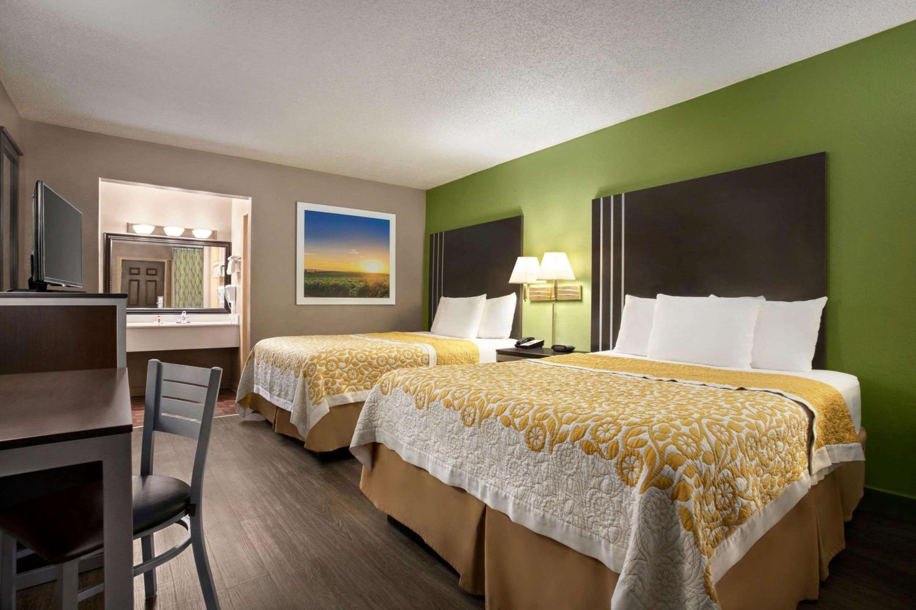Queen Room with Two Queen Beds - Smoking