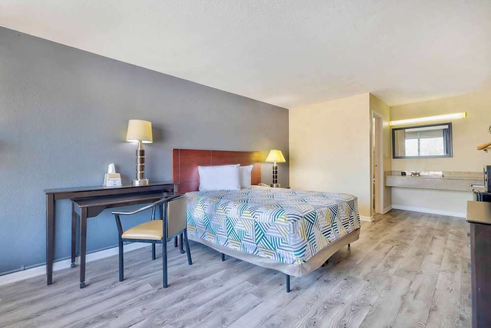 Standard Room, 1 Queen Bed, Non Smoking, Refrigerator & Microwave