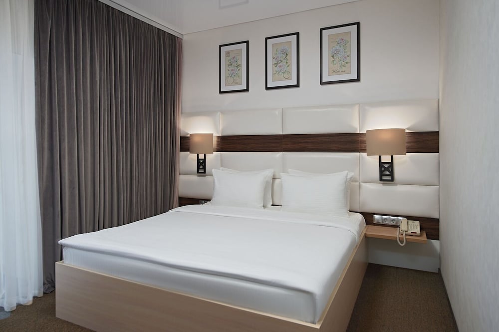 Basic Studio Suite, 1 King Bed, Non Smoking
