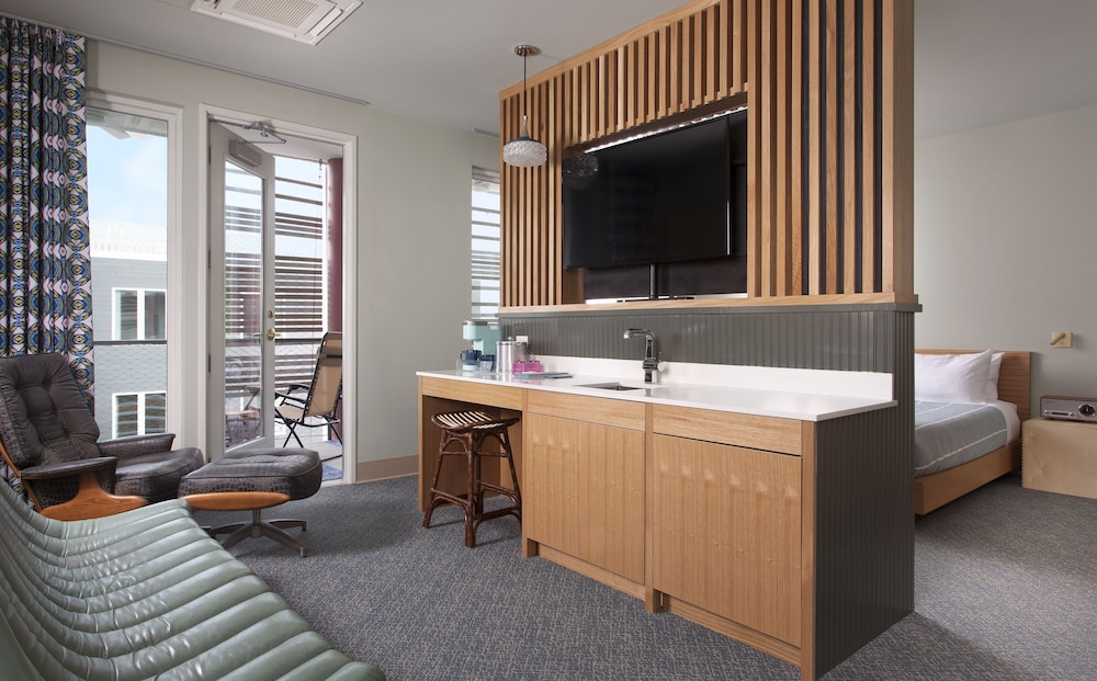 Suite, 1 King Bed, Courtyard View, Poolside (Poolside Grand King Room)