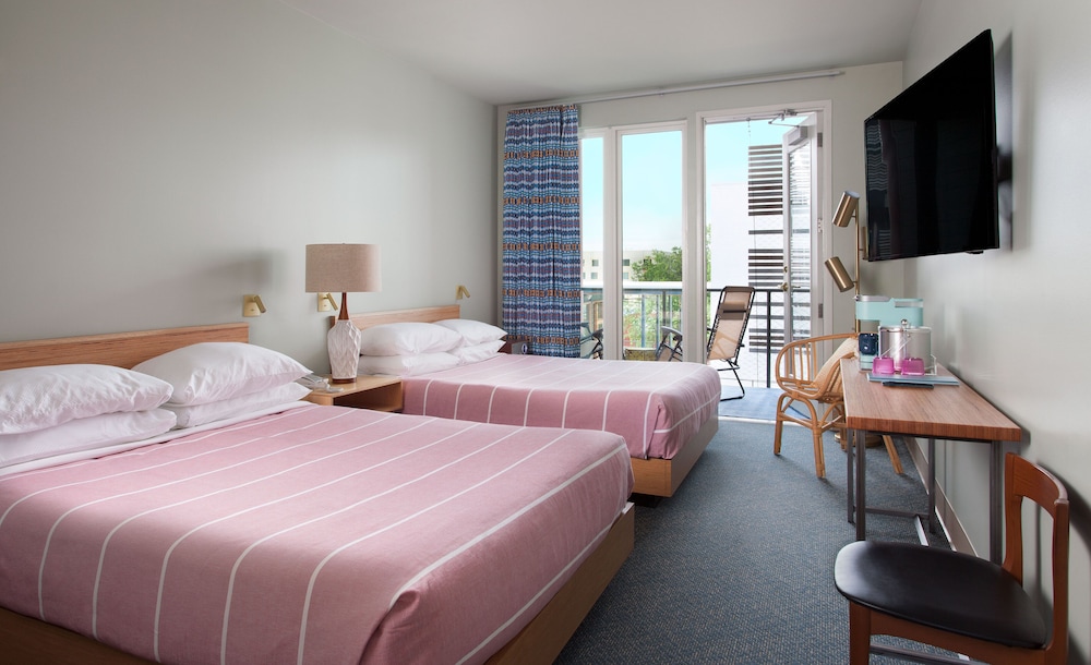 Deluxe Room, 2 Queen Beds, Courtyard View, Poolside (Poolside Double Queen Room)