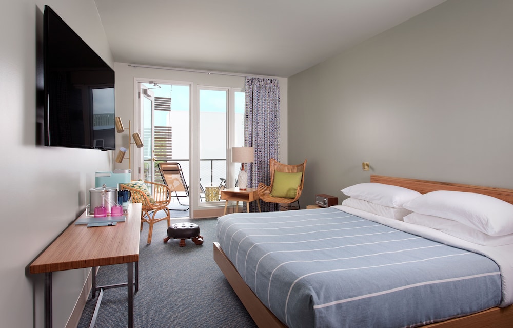 Deluxe Room, 1 King Bed, Courtyard View, Poolside (Poolside King Room)
