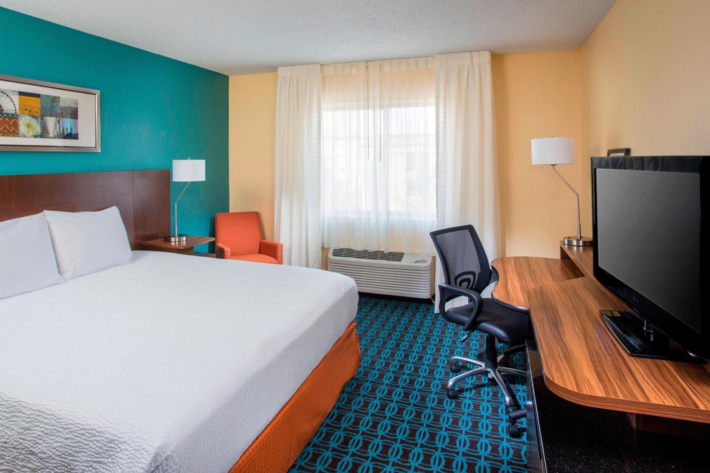 King Room with Bathtub - Mobility Access/Hearing Accessible