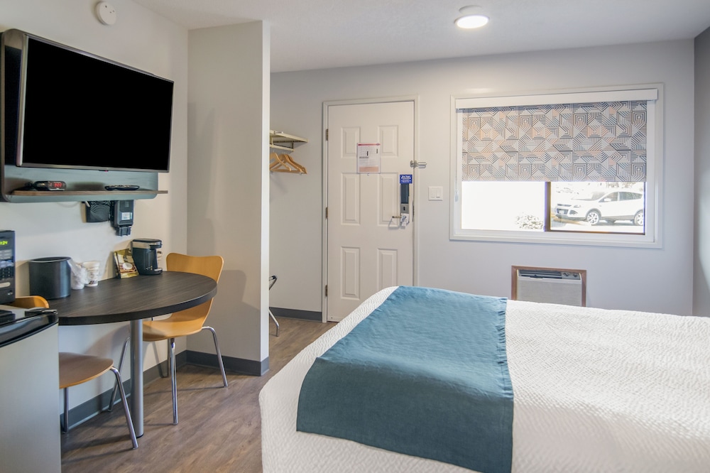 Standard Room, 1 King Bed, Non Smoking, Refrigerator & Microwave