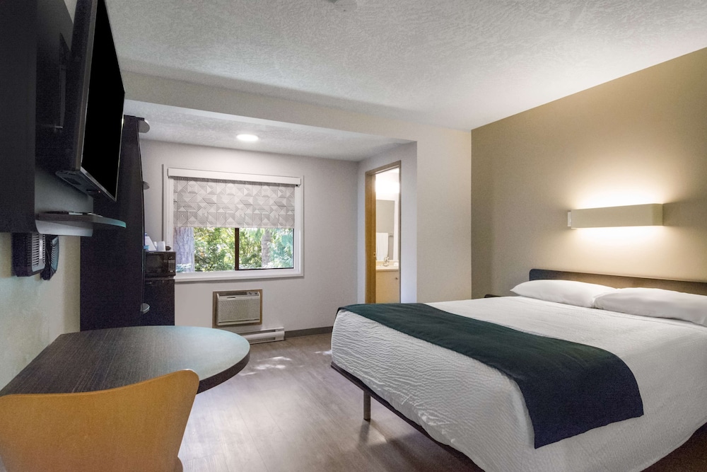 Deluxe Room, 2 Queen Beds, Non Smoking, Kitchenette