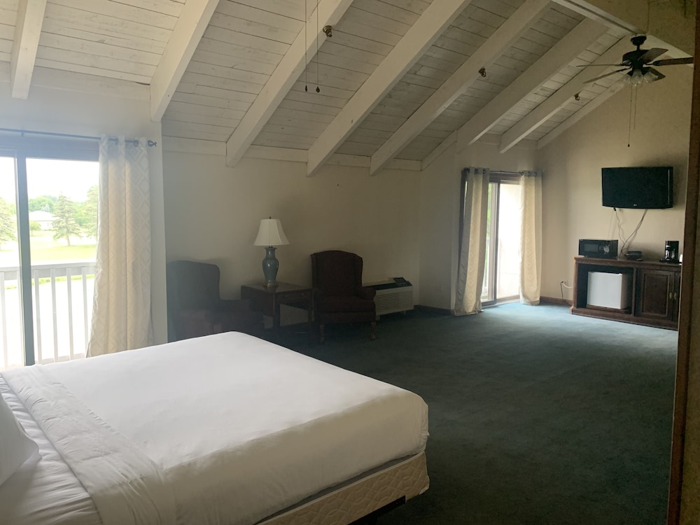 Deluxe Studio Suite, 1 King Bed, Balcony