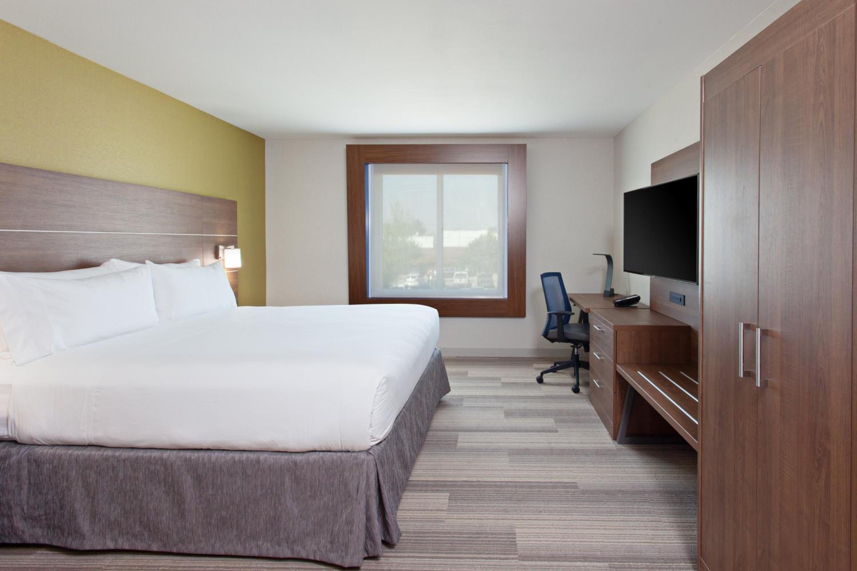 Standard King Room with Roll-in Shower - Mobility Accessible