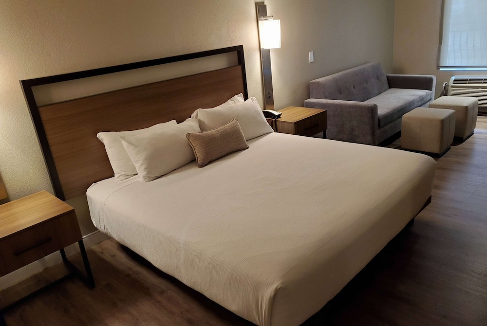 Deluxe Room, Multiple Beds, Non Smoking