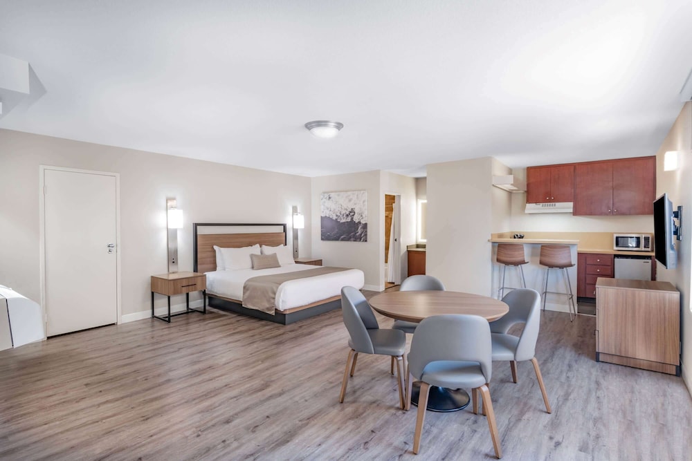 Executive Suite, 1 King Bed with Sofa bed, Non Smoking, Kitchen