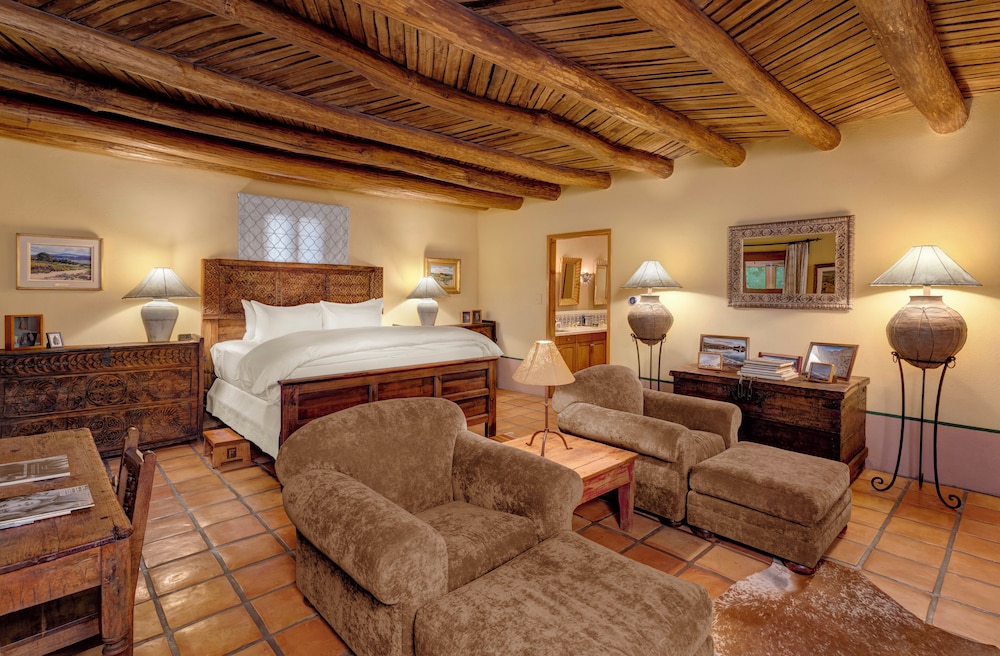 Deluxe Room, 1 King Bed, Partial Lake View, Courtyard Area