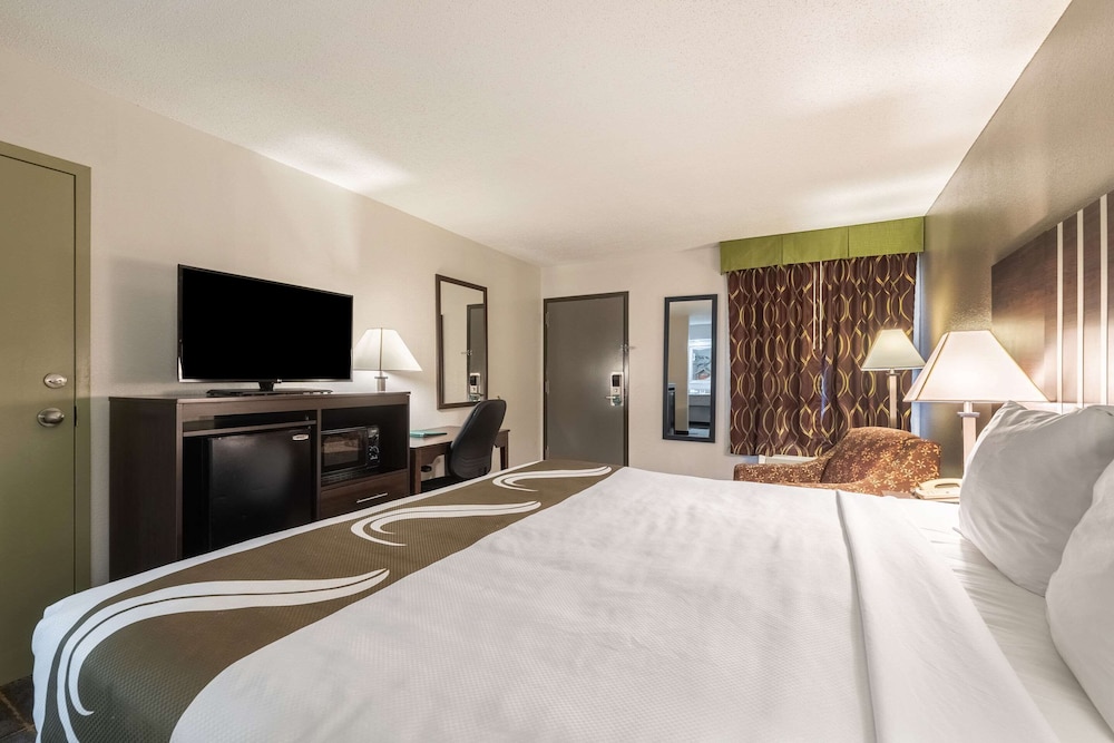 1 Queen beds with Sofabeds ( Upper Floor)