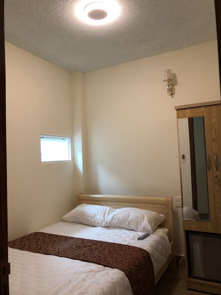 Basic Double Room Single Use, 1 Queen Bed