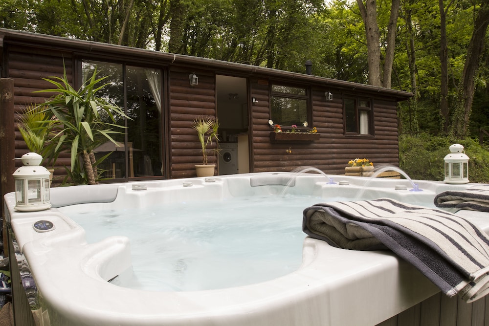 Traditional Chalet, 2 Bedrooms, Hot Tub