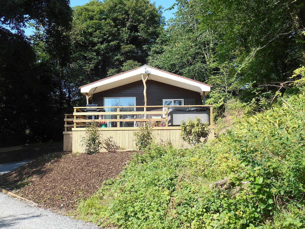 Premier Chalet, 2 Bedrooms, Hot Tub, Partial Lake View